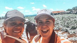 88 days of farm work – Chipping Australia 88 days of farm work - Two smiling girls taking a selfie in a field