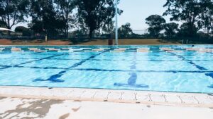 88 days of farm work – Image of people swimming in a public swimming pool 88 days of farm work - Image of people swimming in a public swimming pool